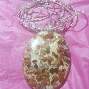 A ladies necklace with pendant